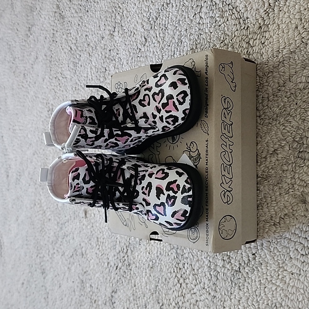 Like new Sketchers Totally Wild Pink and White Toddler Girl Booties